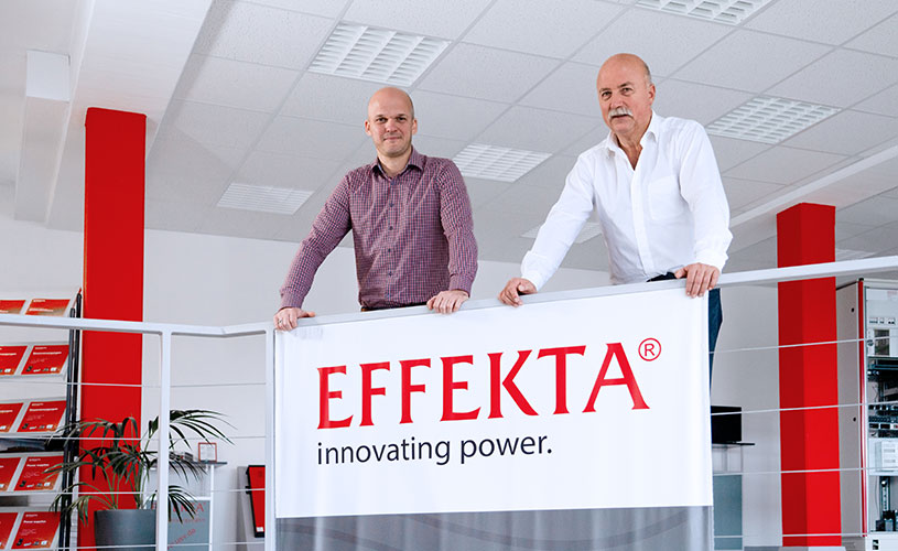 Zwei Geschäftsleiter von EFFEKTA stehen im Foyer und repräsentieren die Führungsebene des Unternehmens.