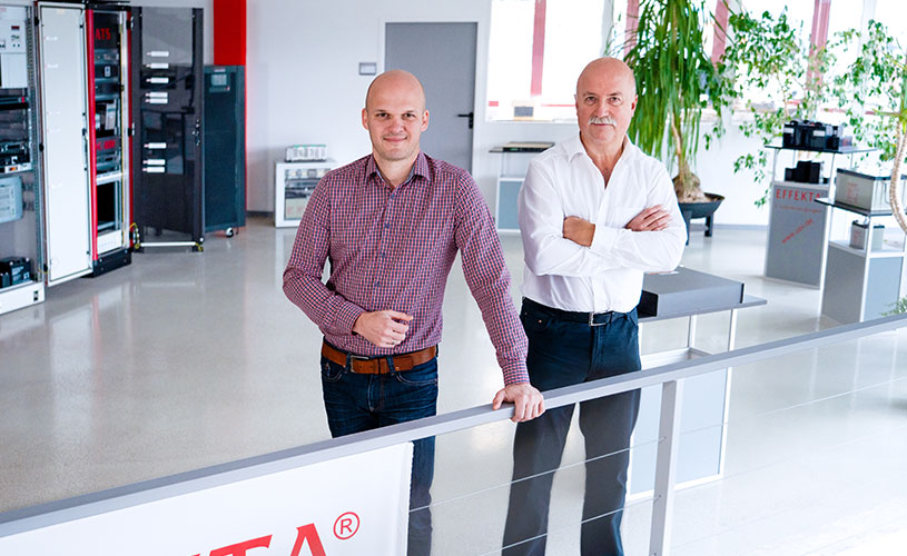 Zwei Geschäftsleiter von EFFEKTA stehen im Foyer des Unternehmens und präsentieren sich professionell.