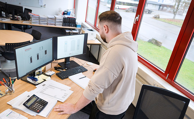 Ein Mitarbeiter von EFFEKTA an seinem Schreibtisch, während er an einer individuellen Sonderlösung für einen Kunden arbeitet.