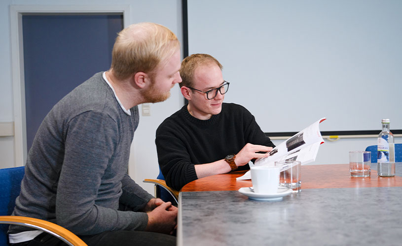 Ein Mitarbeiter von EFFEKTA im Beratungsgespräch mit einem Kunden, um die passende USV-Anlage auszuwählen.