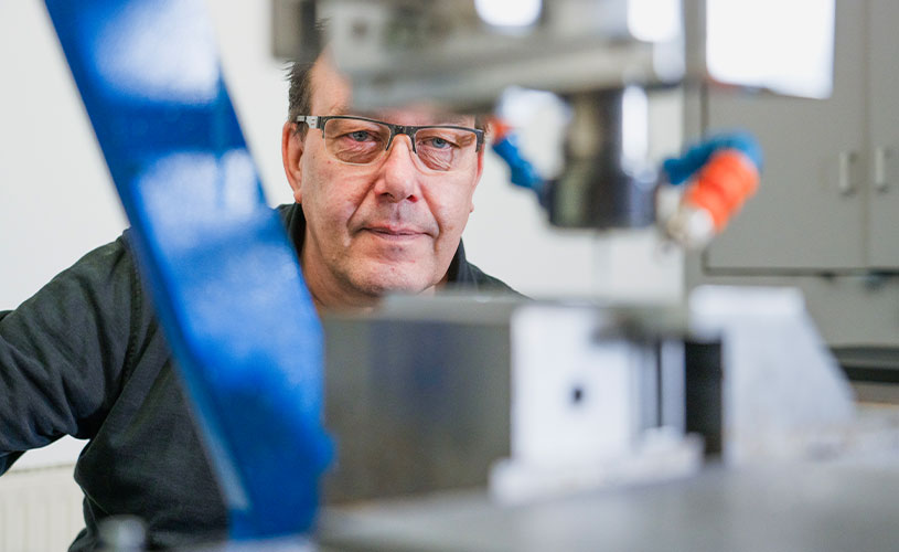 Ein EFFEKTA-Mitarbeiter bearbeitet und prüft eine USV-Anlage, um sicherzustellen, dass sie den höchsten Qualitätsstandards entspricht.