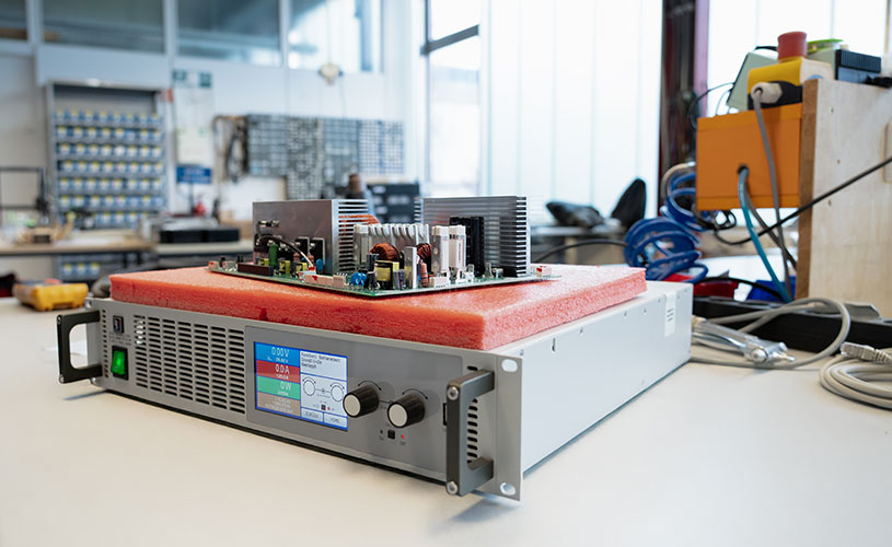 Ein Bauteil einer USV-Anlage liegt auf einem Tisch, symbolisch für den zuverlässigen Service und die technische Unterstützung von EFFEKTA.