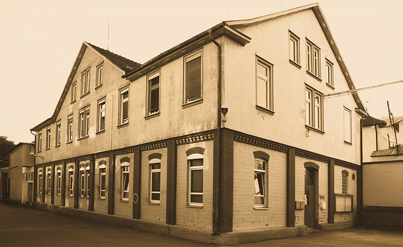 Historische Fotoaufnahme des ehemaligen EFFEKTA-Gebäudes, das die Anfänge des Unternehmens zeigt.