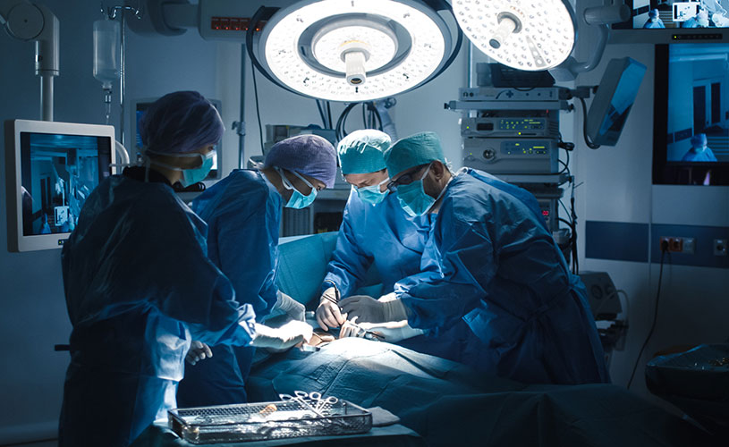 Ein Ärzteteam führt eine chirurgische Operation im modernen Operationssaal durch, symbolisch für die Bedeutung sicherer und zuverlässiger Energieversorgung in kritischen Anwendungen.