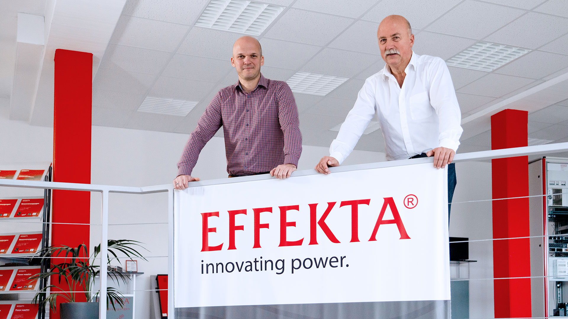 Zwei Geschäftsleiter von EFFEKTA stehen im Foyer und repräsentieren die Unternehmensführung und Werte.