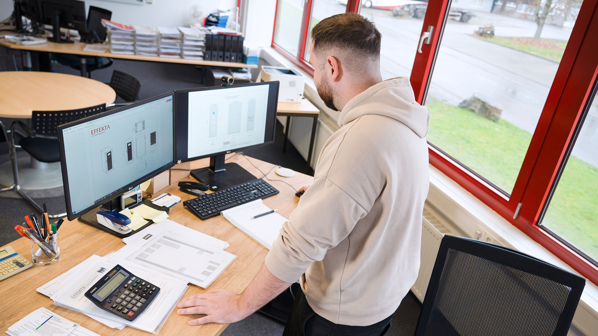 Ein Mitarbeiter von EFFEKTA arbeitet an einem Schreibtisch und entwickelt maßgeschneiderte USV-Lösungen für einen Kunden.