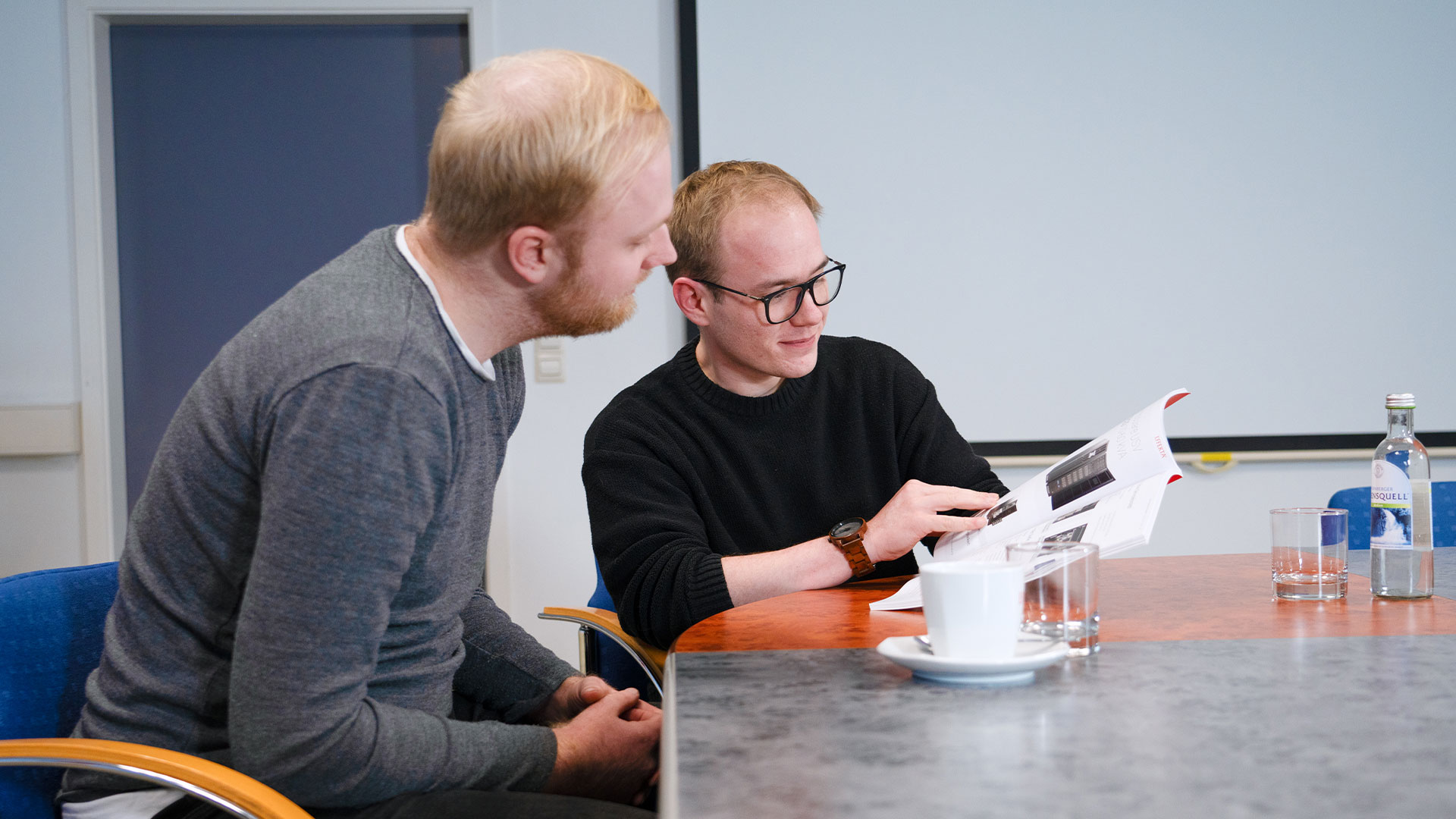Ein Mitarbeiter von EFFEKTA berät einen Kunden in einem Gespräch, um die beste USV-Anlage für dessen Bedürfnisse zu finden.