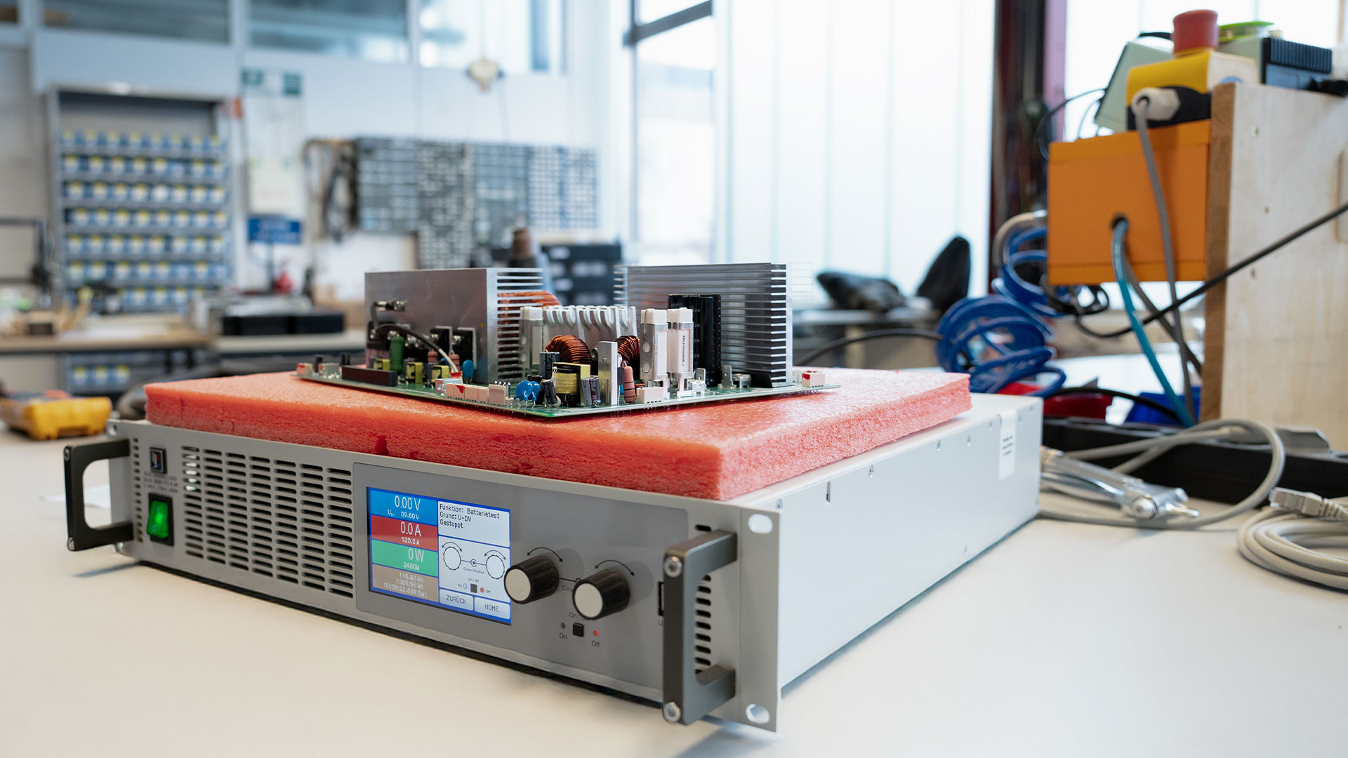 Ein Bauteil einer USV-Anlage liegt auf einem Tisch, symbolisch für die präventive Wartung und Überwachung durch EFFEKTA.