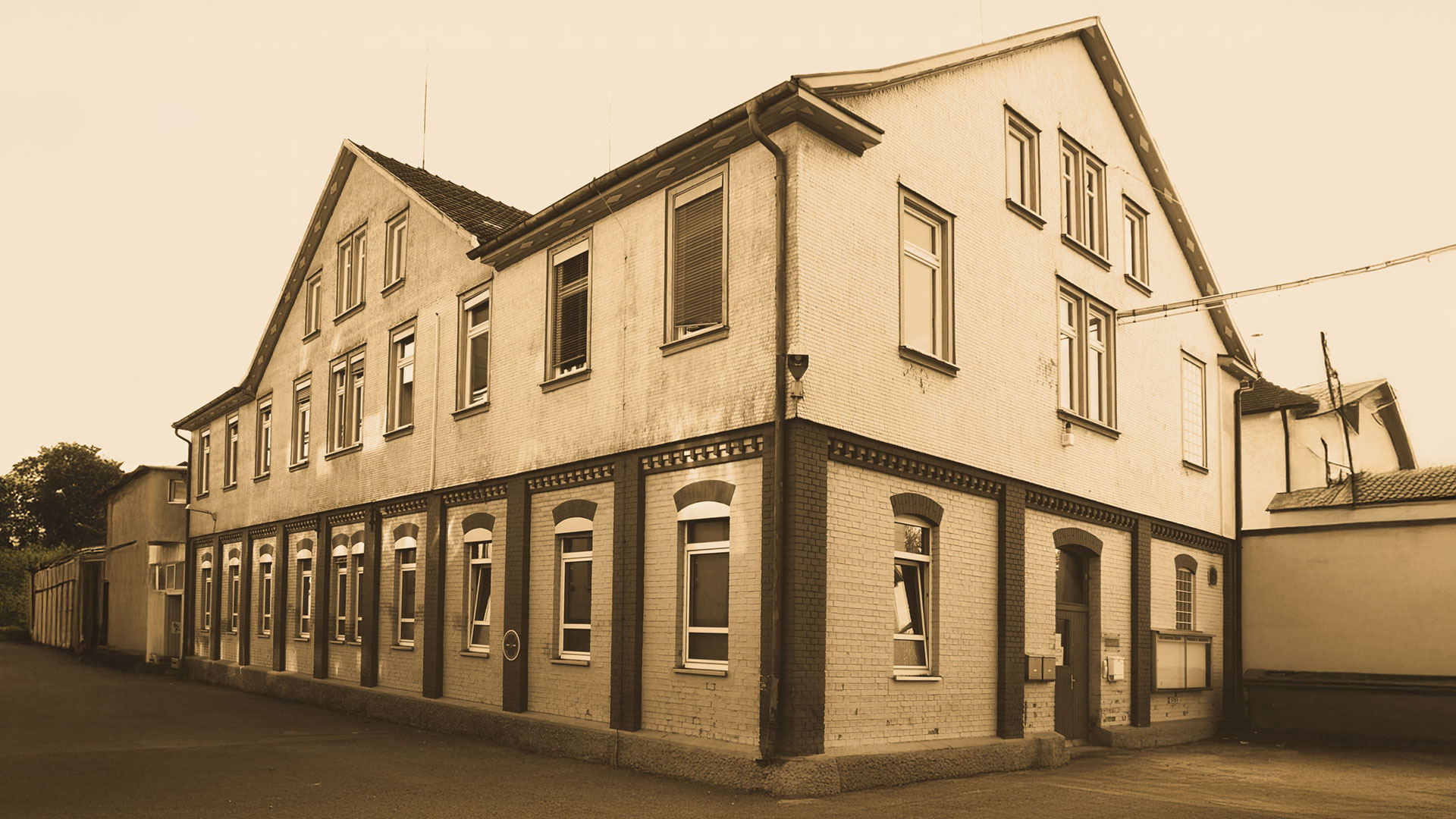 Historische Fotoaufnahme des ehemaligen EFFEKTA-Gebäudes, das die Anfänge des Unternehmens symbolisiert.